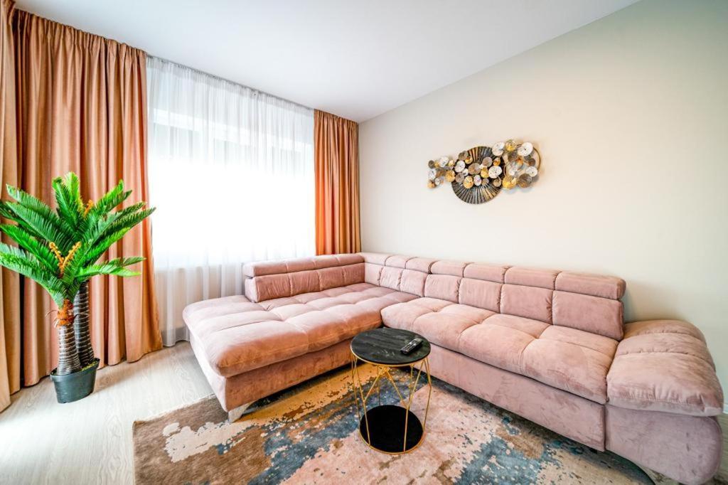 Pink Velvet Rk Ghimbav Exterior foto